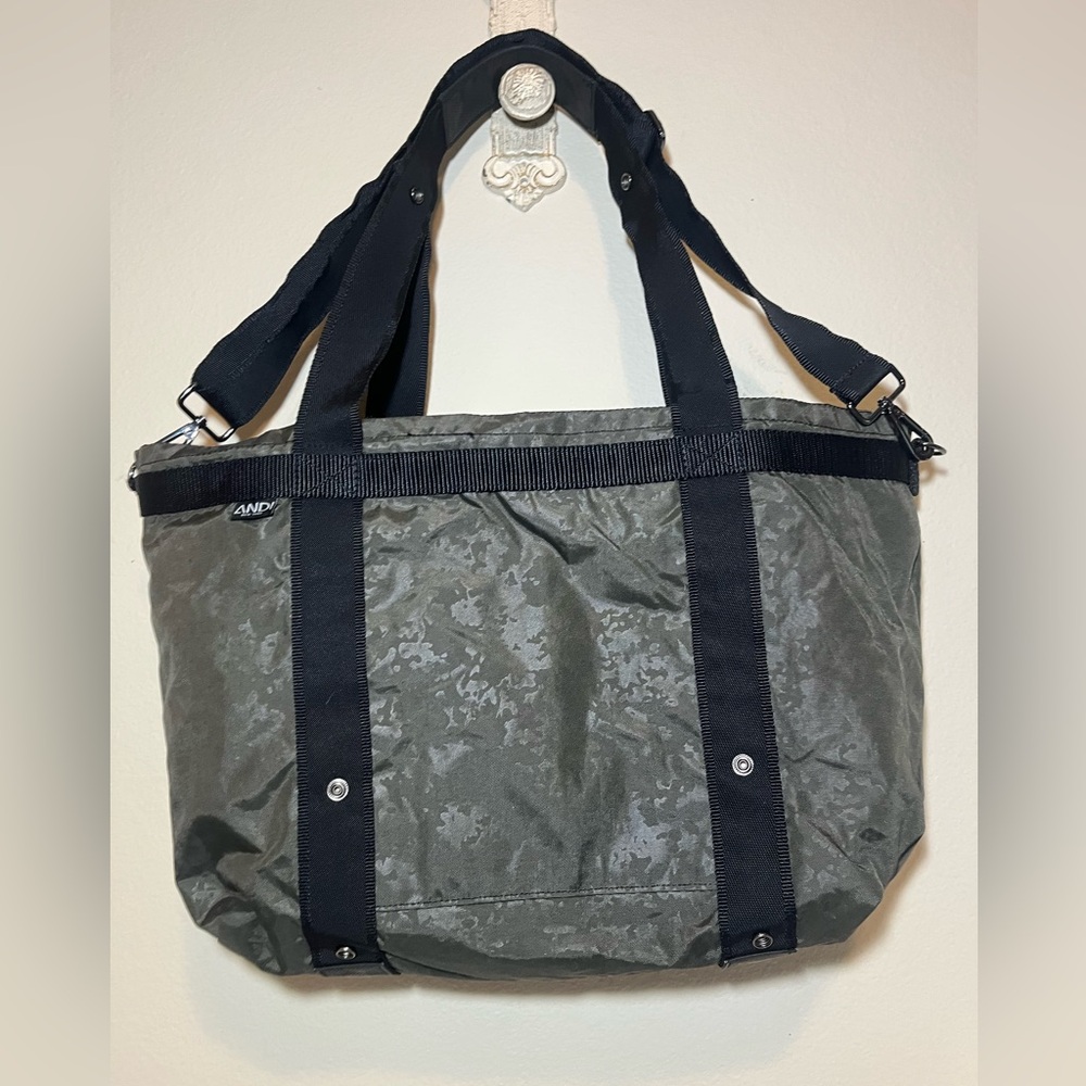 ANDI ANDI utility tote bag in a grey camouflage pattern